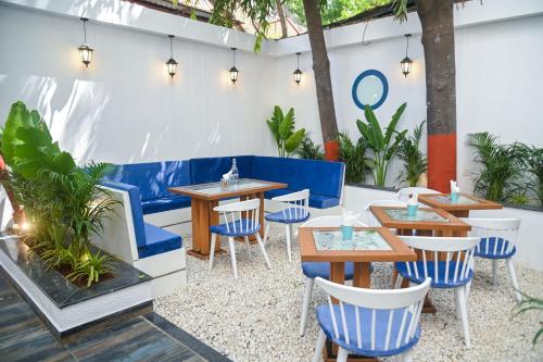 Restaurant, The Voyage - Cafe Hostel CoWork near Osho International Meditation Resort and Guesthouse