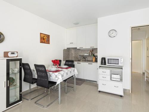  Apartment Robinia-City by Interhome in Locarno