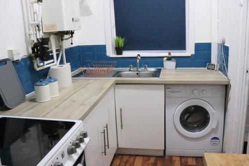 Kitchen, Peaceful 2 Bed House FREE WiFi and Parking in Hunslet Carr