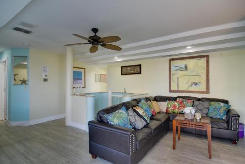 Breezy White Sands House Steps to Gulf Shore! - image 2