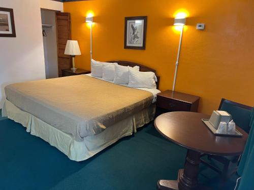 1 king bed, 1 twin bed