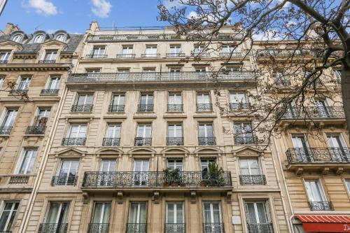 2 Bedroom Luxurious Apartment next to Arc de Triumphe