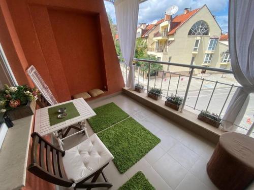 Lovely 1-bedroom apartament with free parking - Tap to explore photos