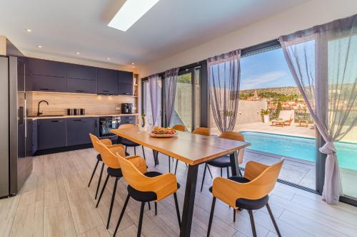  Villa TM with private heated pool, poolhouse & private garage in Milna
