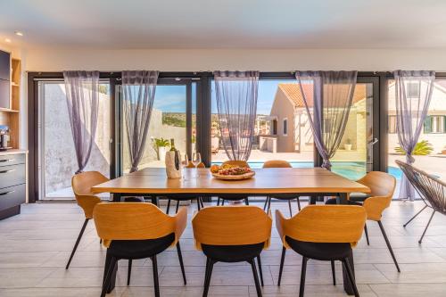  Villa TM with private heated pool, poolhouse & private garage in Milna