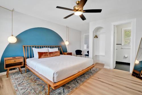 Deluxe King Room image 10