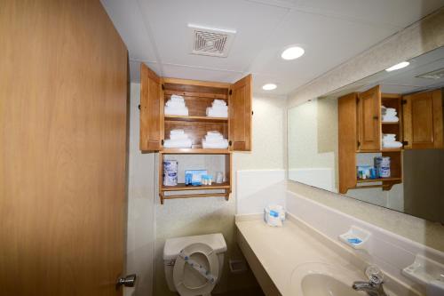 1 Bedroom Oceanfront (Non-Efficiency) with 2 Queen Beds – B1N