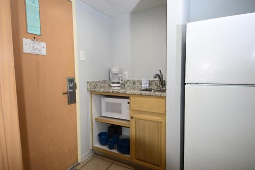 1 Bedroom Oceanfront (Non-Efficiency) with 1 King Bed and 1 Sleeper Sofa (Twin) – C2N
