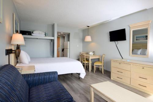 1 Bedroom Oceanfront (Non-Efficiency) with 1 Queen Bed and 1 Sleeper Sofa (Double) – B2N