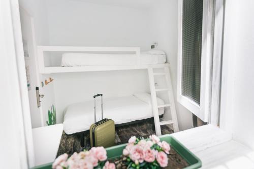 Double Room with Shared Bathroom image 2