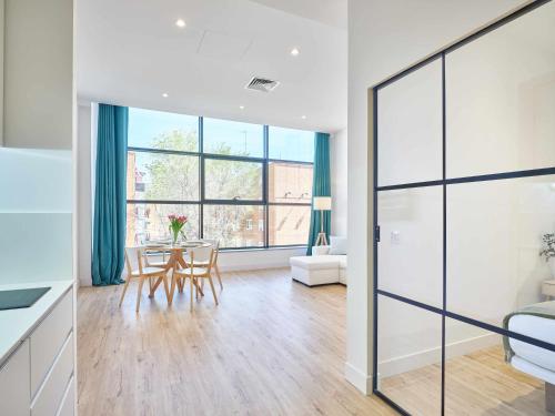 Paseo Suites Hotel - image 11