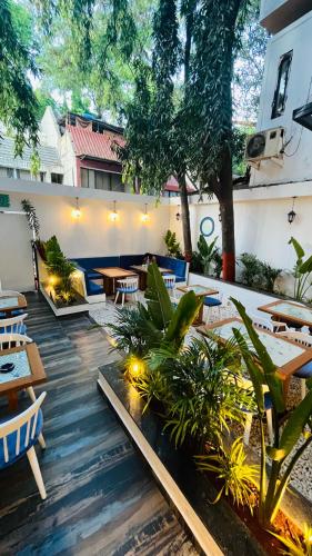 Restaurant, The Voyage - Cafe Hostel CoWork near Osho International Meditation Resort and Guesthouse