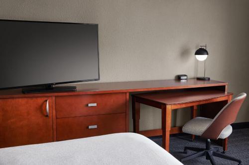 Courtyard by Marriott St. Louis Downtown West - image 9