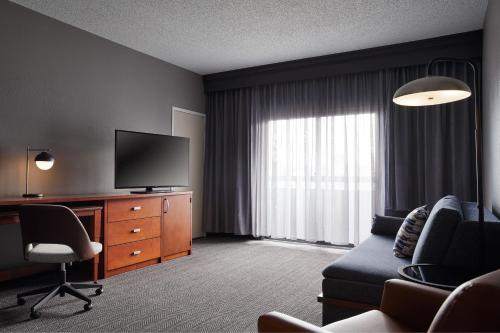 Courtyard by Marriott St. Louis Downtown West - image 6