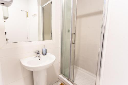 Quadruple Double Bunk Bed Room with Shared Bathroom image 4