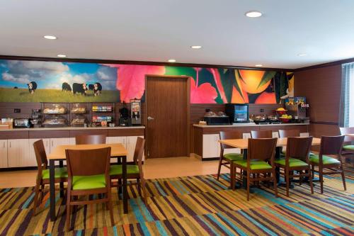 Food and beverages, Fairfield Inn & Suites Chicago St. Charles in St. Charles (IL)