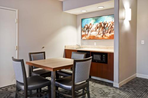 Courtyard by Marriott Louisville Airport