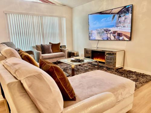 B&B Kissimmee - Vacation Home with Workspace Movie Room BBQ - Bed and Breakfast Kissimmee
