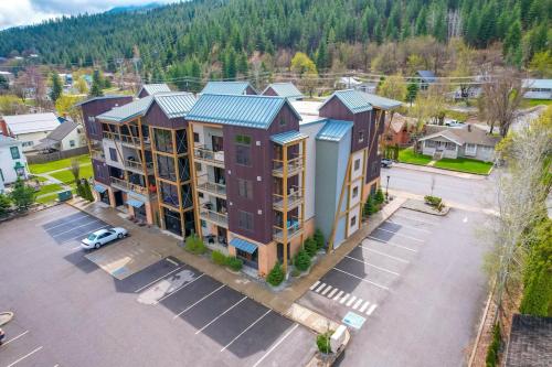 . Large Studio Condo with Full Kitchen, Ski, Bike, Beautiful Balcony Views Hottub Fireplace