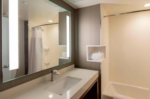 Courtyard by Marriott New York Queens/Fresh Meadows