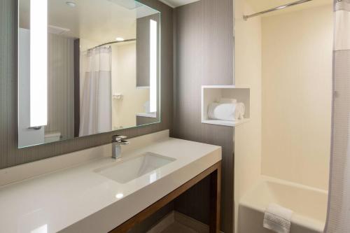 Courtyard by Marriott New York Queens/Fresh Meadows