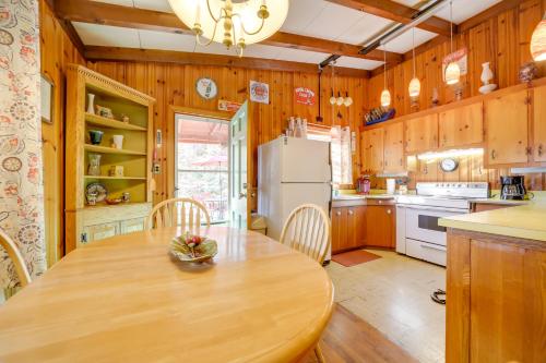 The Red Loft Candler Cottage 18 Mi to Asheville! - image 11