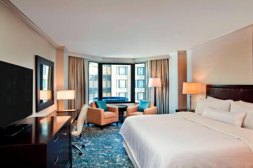 Guest room, 1 King, Atrium view