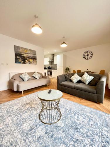 2 Double beds OR 4 Singles, 2 Bathrooms, FREE PARKING, Smart TV's, Close to Gunwharf Quays, Beach &