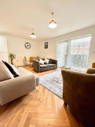 2 Double beds OR 4 Singles, 2 Bathrooms, FREE PARKING, Smart TV's, Close to Gunwharf Quays, Beach & Historic Dockyard