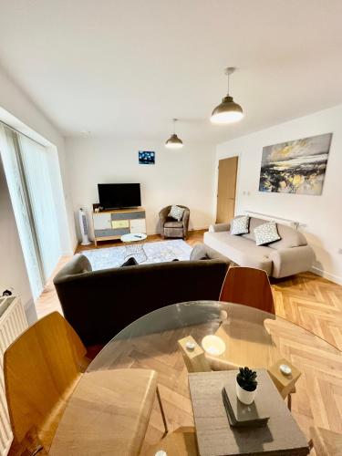 2 Double beds OR 4 Singles, 2 Bathrooms, FREE PARKING, Smart TV's, Close to Gunwharf Quays, Beach & Historic Dockyard 5