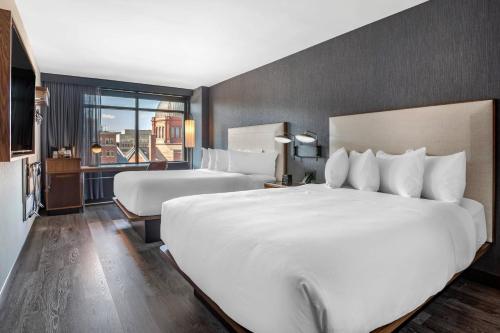 2 queen beds