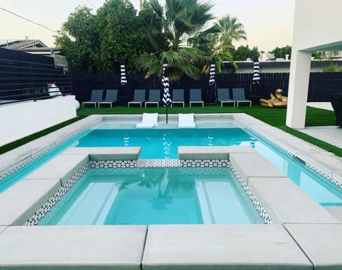 Desert Sanctuary: Pool, Spa & Pure Luxury -4 bed/4 bath in Palm Springs, USA