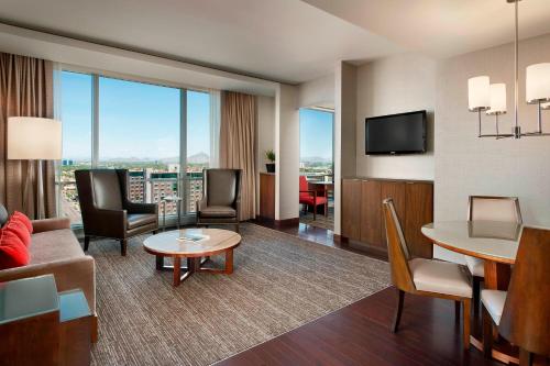 Corner King Studio Suite with City View and Roll-in Shower - Mobility and Hearing Accessible