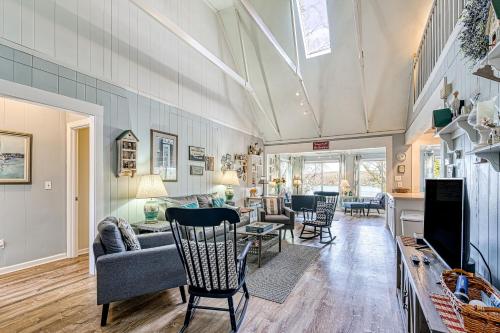 Cottage at the Lake in Moneta, USA