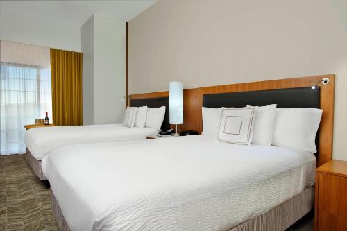 2 queen beds, 1 sofa bed