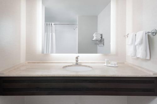 Fairfield Inn & Suites by Marriott Atlanta Downtown - image 11