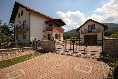 Apartments with a parking space Licko Lesce, Velebit - 20985 - Otočac