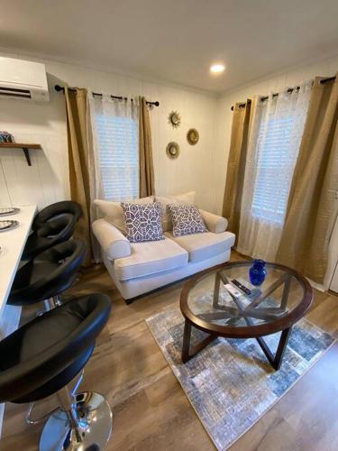 InTown Blu Bungalow mins away from main attraction in East Atlanta