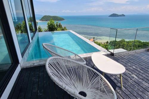 Sis and Sea Villa