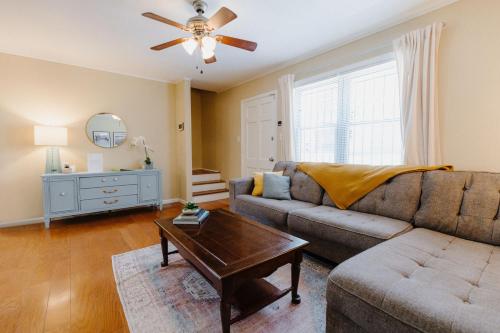 Centrally Located 3BR Overton Square Fast WiFi Free Parking Yes Pets in Memphis, USA