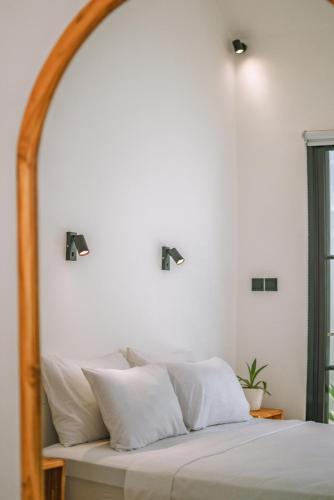 Villa Cha Cha: Stylish 1 BR Villa in Pererenan - image 2