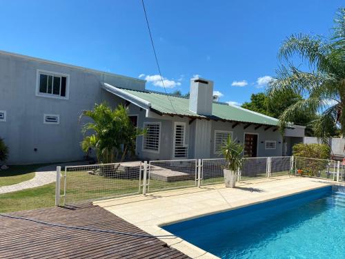 Hermosa Casa con Quincho y pileta