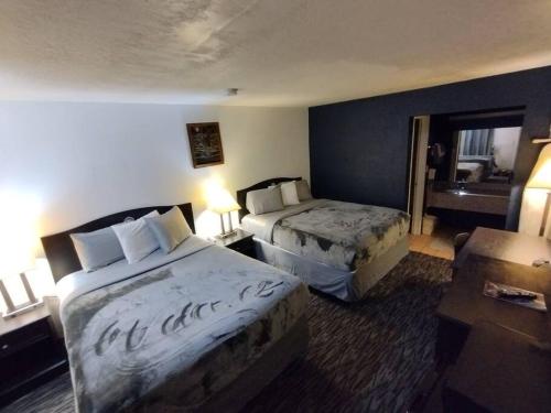 B&B Stillwater - OSU 2 Queen Beds Hotel Room 221 Booking - Bed and Breakfast Stillwater