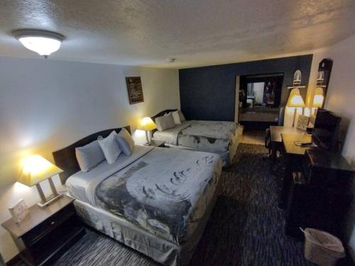 OSU 2 Queen Beds Hotel Room 221 Wi-Fi Hot Tub Booking