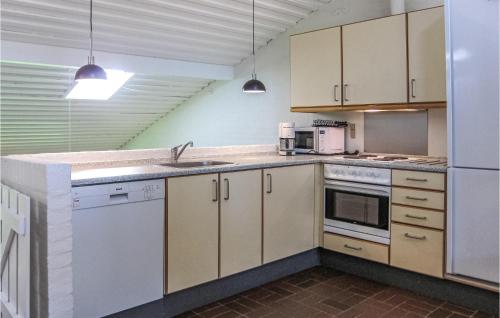 Kitchen, Cozy Apartment In Allinge With Kitchen in Slotslyngvej