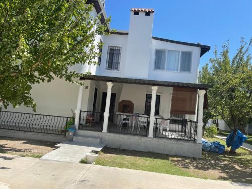 Doğakent sitesinde denize sıfır villa