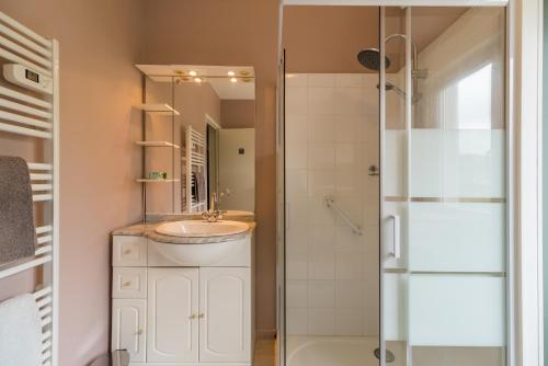 Bathroom, Entre Terre et Mer - Coeur d'une cite de caractere in Pontrieux