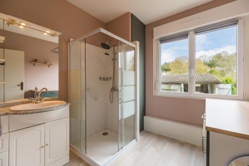 Bathroom, Entre Terre et Mer - Coeur d'une cite de caractere in Pontrieux