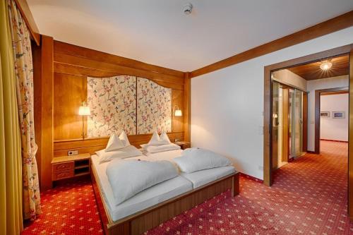 1 queen bed, 1 sofa bed