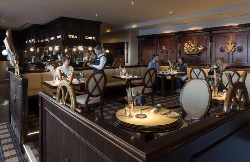 Bar/lounge, Maritim Strandhotel Travemunde in Lubeck